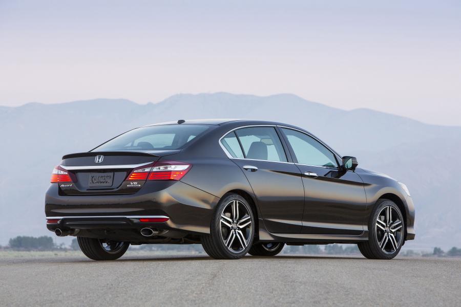  Honda Accord Touring 2016 года  (US) (фото 20 из 33)